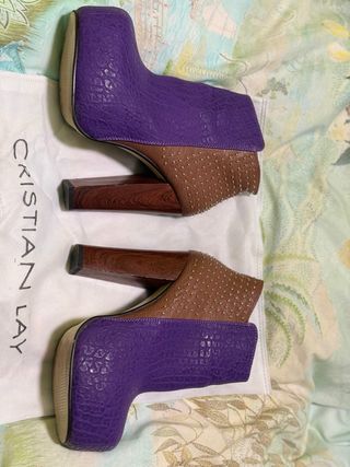 Botines tacón Cristian Lay morado y marrón