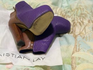Botines tacón Cristian Lay morado y marrón