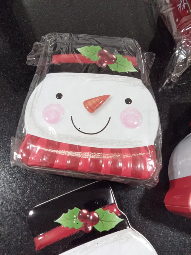 Scatola di latta a forma di pupazzo di neve