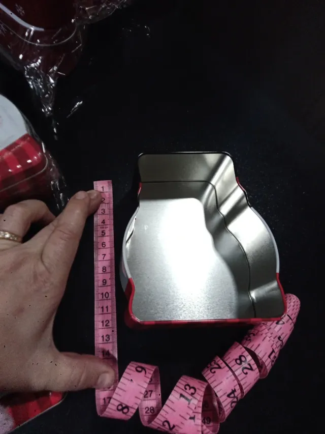 Scatola di latta a forma di pupazzo di neve