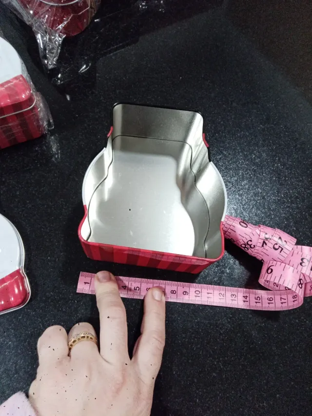 Scatola di latta a forma di pupazzo di neve