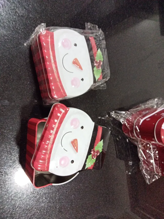 Scatola di latta a forma di pupazzo di neve