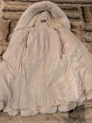 Abrigo polipiel-felpa, con gorro y cremallera