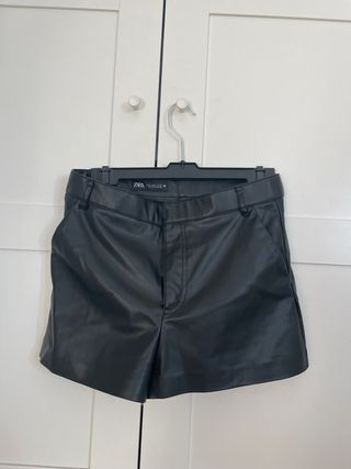 Pantalón corto cuero Zara negro