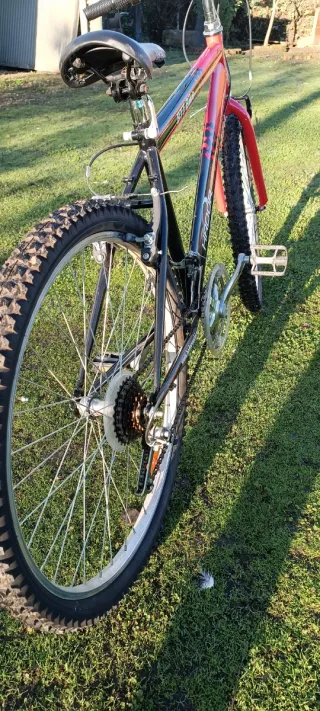 Bicicleta Montaña BTT Hador Roja y Negra