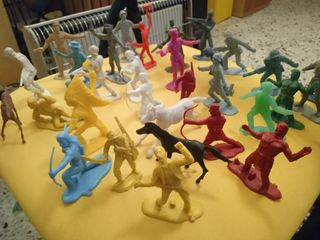 Vecchi soldatini di plastica in stile vintage