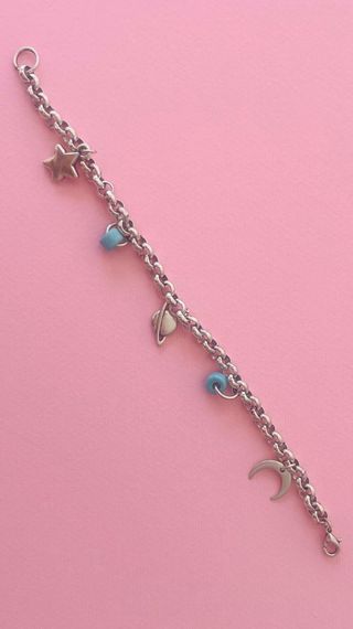 Pulsera con dijes de estrellas y luna