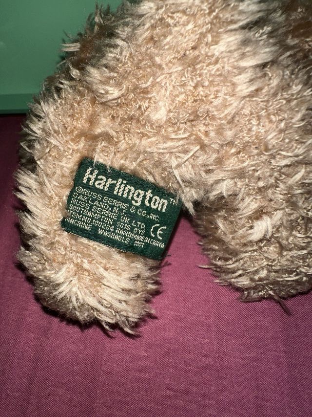 Osito de peluche marrón con lazo rosa