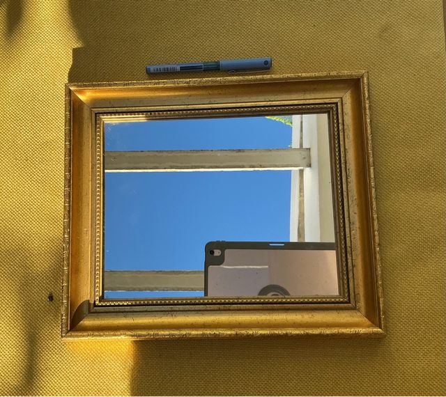 Specchio con cornice dorata