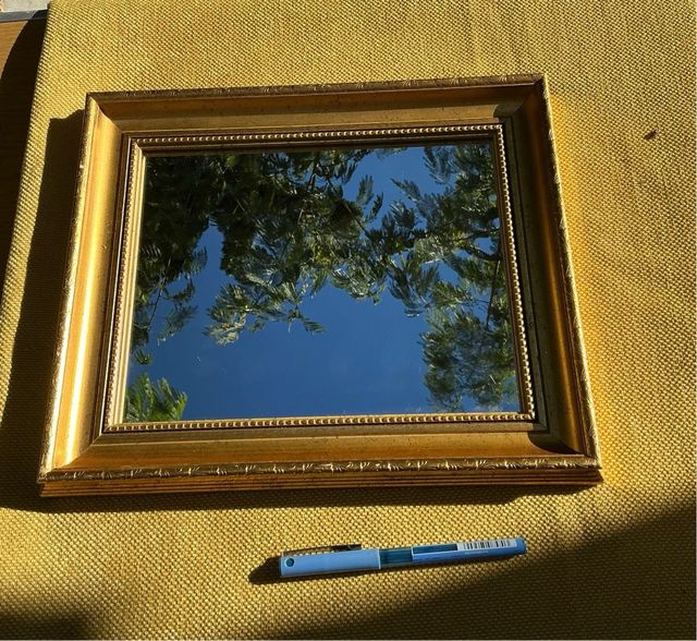 Specchio con cornice dorata