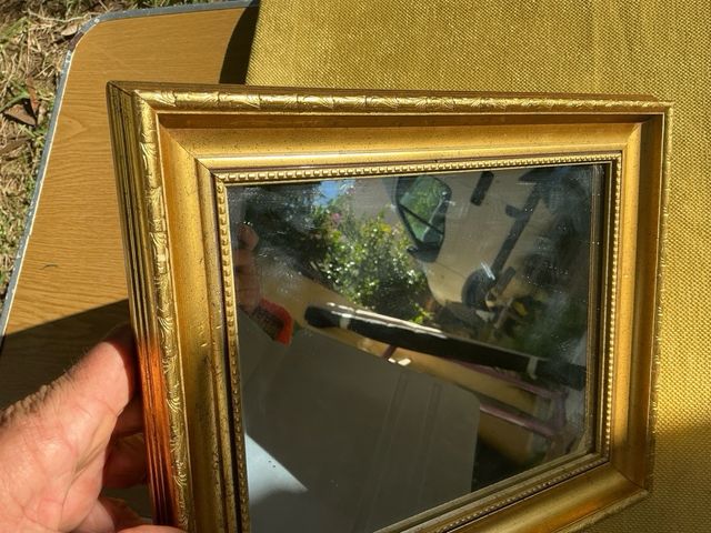 Specchio con cornice dorata