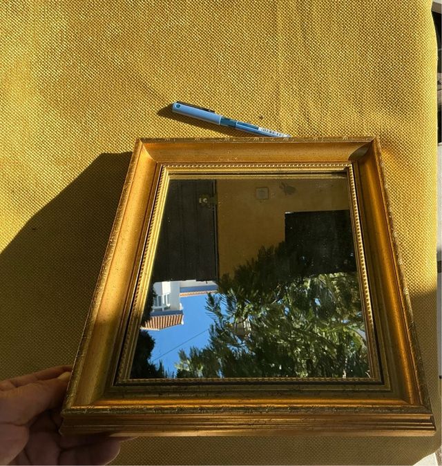 Specchio con cornice dorata