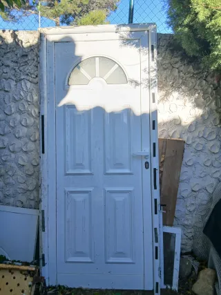 Puerta de entrada metal blanca