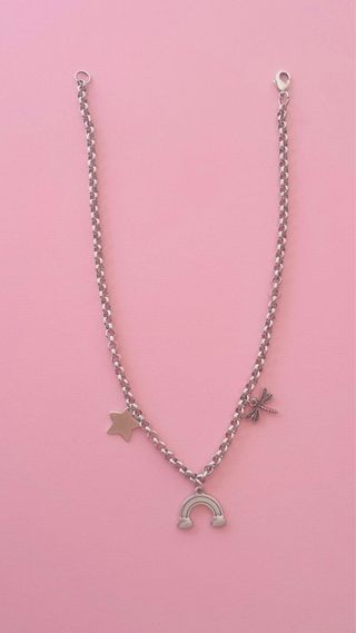 Collar plateado con charms