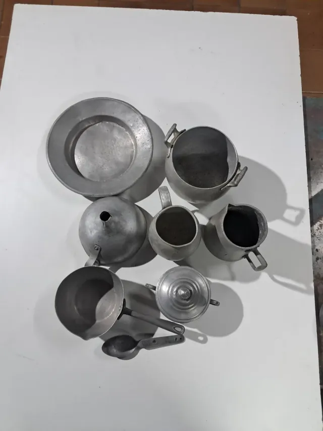 Set di utensili da cucina in alluminio antico