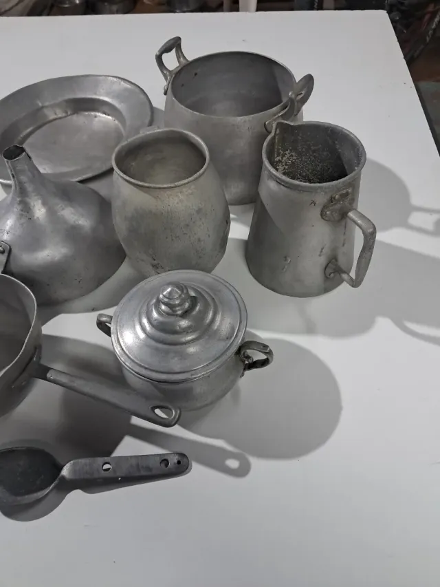 Set di utensili da cucina in alluminio antico