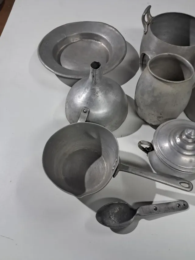 Set di utensili da cucina in alluminio antico
