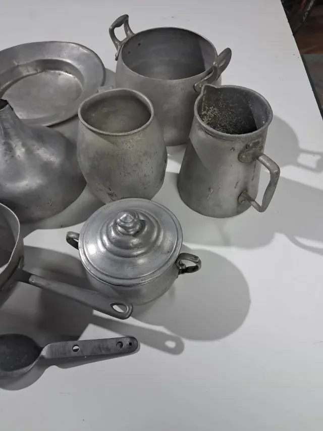 Set di utensili da cucina in alluminio antico