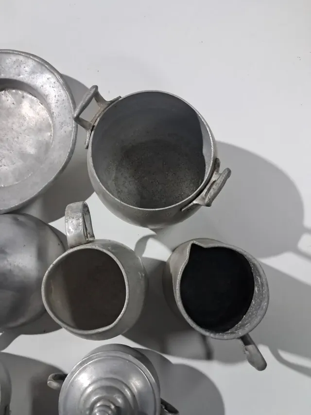 Set di utensili da cucina in alluminio antico