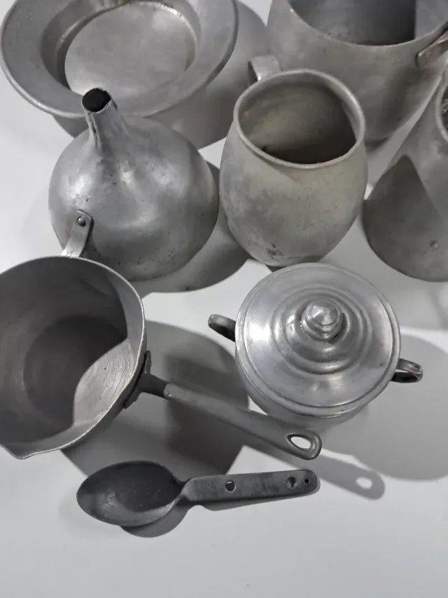 Set di utensili da cucina in alluminio antico