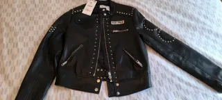 Chaqueta cuero mujer con tachuelas. Rockera