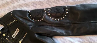 Chaqueta cuero mujer con tachuelas. Rockera