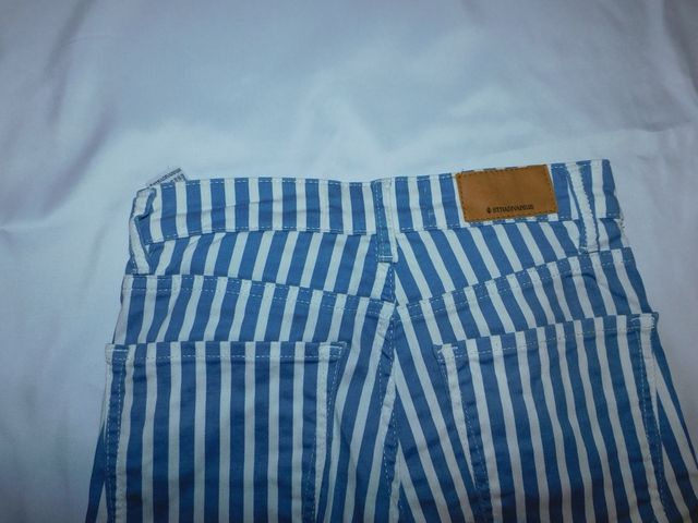 Pantalón vaquero rayas azul y blanco