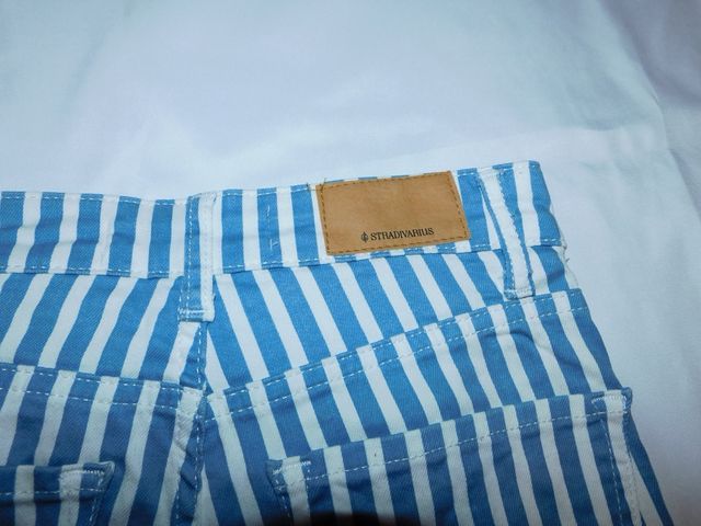 Pantalón vaquero rayas azul y blanco