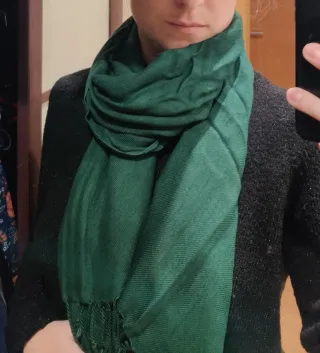 Pañuelo verde con flecos