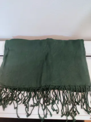 Pañuelo verde con flecos