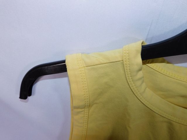 Camiseta SHEIN amarilla sin mangas