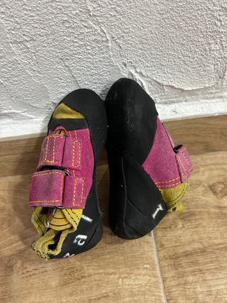 Pies de gato escalada niño.