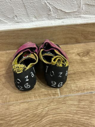 Pies de gato escalada niño.