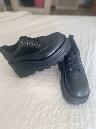 Zapatos negros con cordones y plataforma