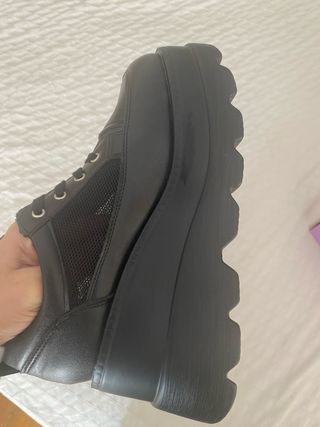 Zapatos negros con cordones y plataforma