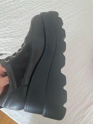 Zapatos negros con cordones y plataforma