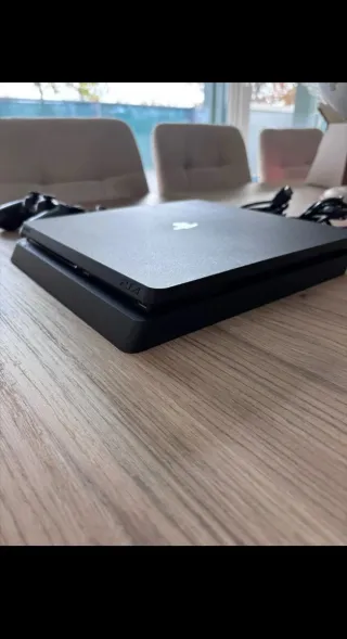 PlayStation 4 Slim Negra