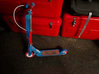 Patinete infantil azul y rojo