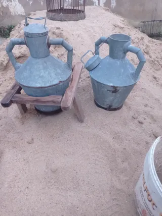 Cántaros de metal antiguos