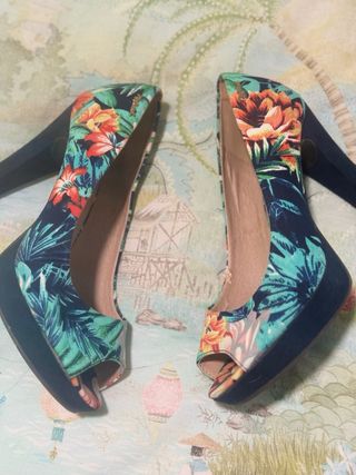 Zapatos de tacón con estampado floral