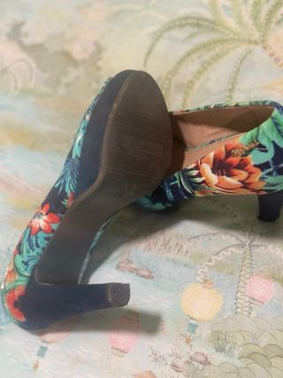 Zapatos de tacón con estampado floral