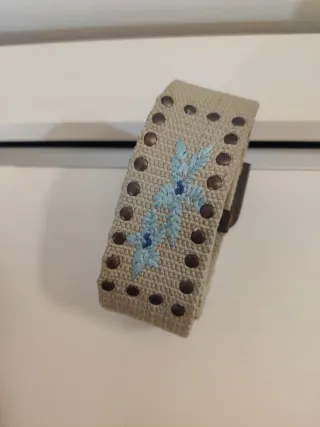 Cinturón beige con bordado azul