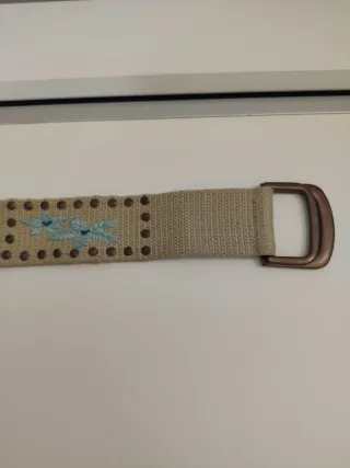 Cinturón beige con bordado azul