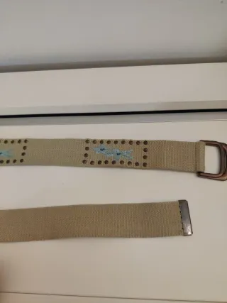 Cinturón beige con bordado azul