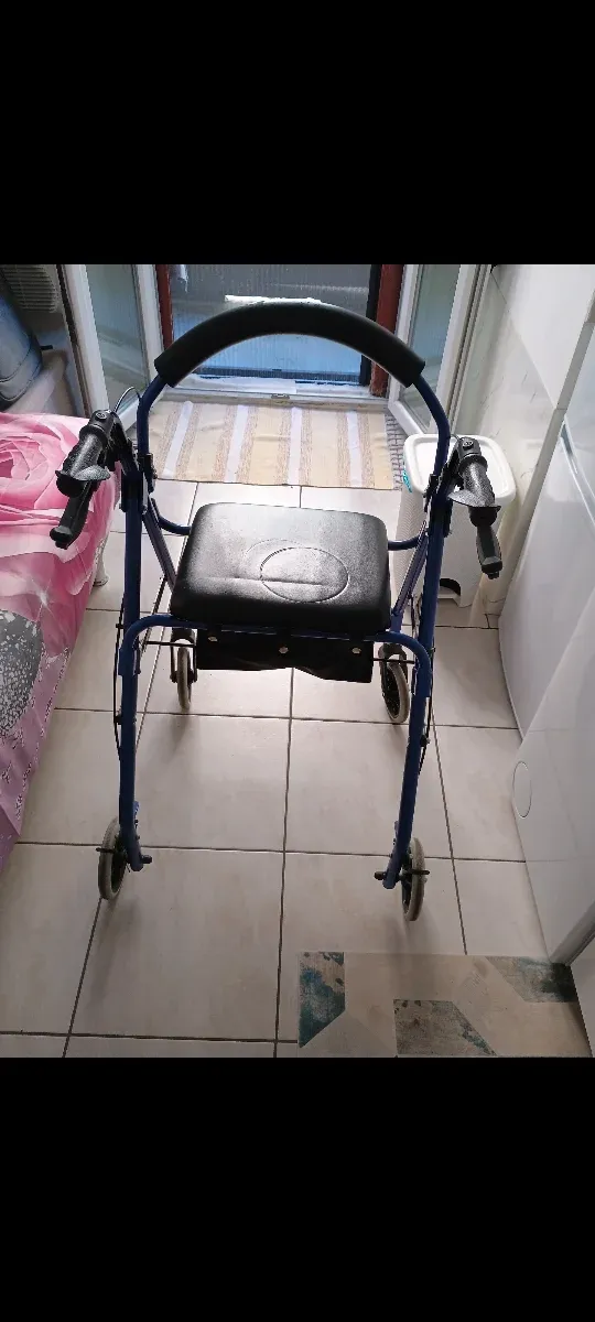 Deambulatore con seduta blu
