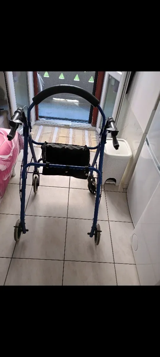 Deambulatore con seduta blu