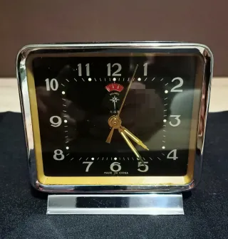 Reloj despertador negro  Polaris