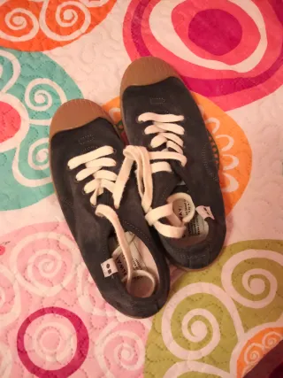 Zapatillas deportivas grises y marrones