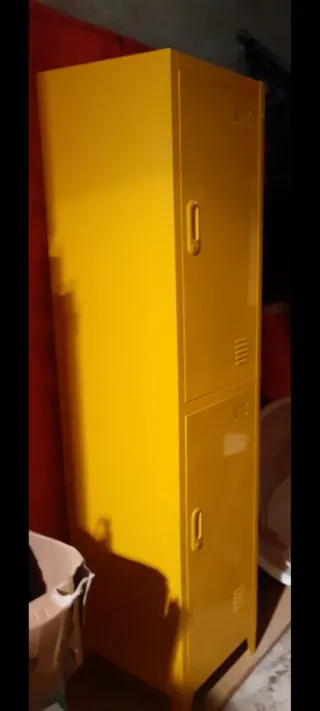 Armadietto giallo in metallo