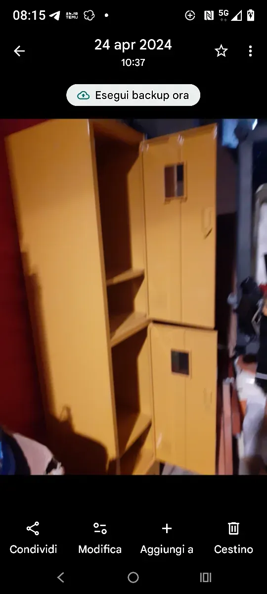 Armadietto giallo in metallo